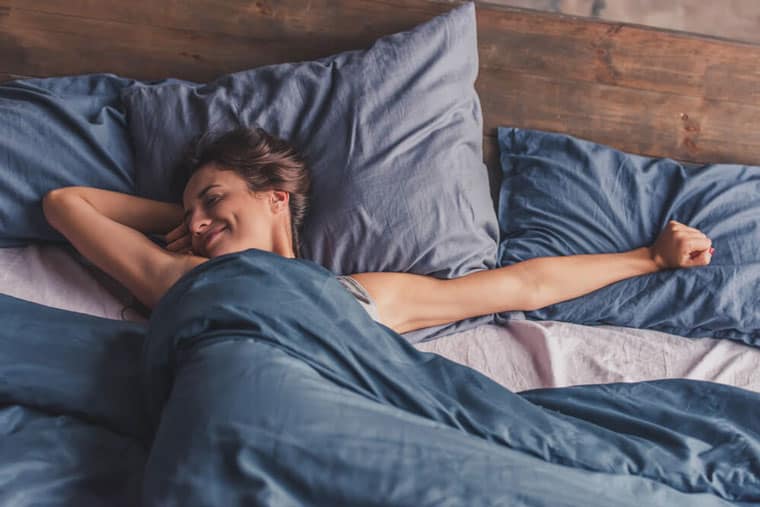 chica despertando de cama